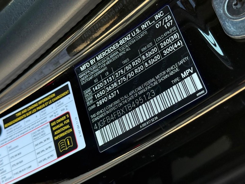 Mercedes-Benz GLE Vehicle Full-screen Gallery Image 17