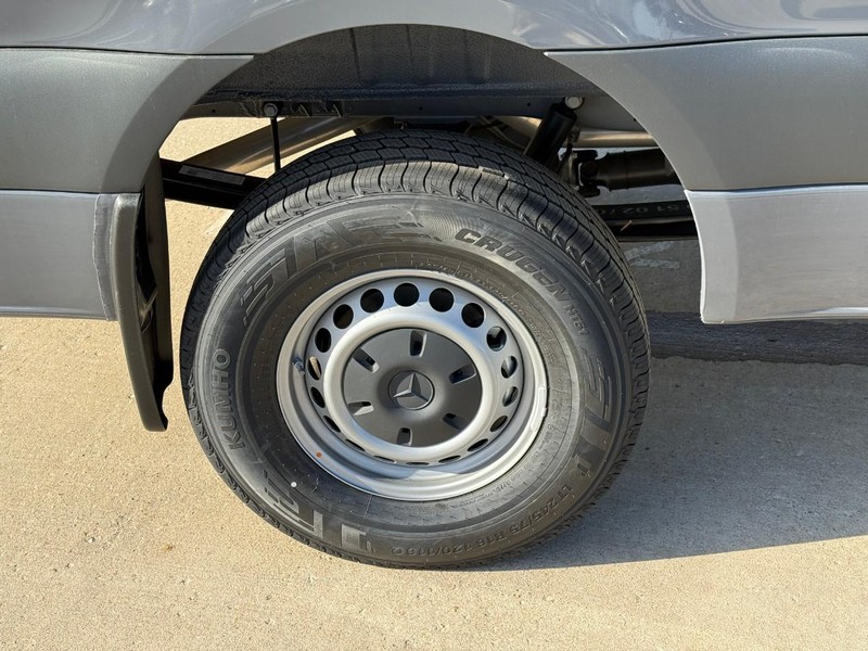 Mercedes-Benz Sprinter Van Vehicle Full-screen Gallery Image 5