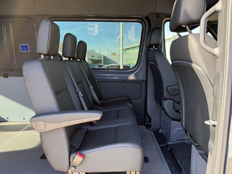 Mercedes-Benz Sprinter Van Vehicle Full-screen Gallery Image 7