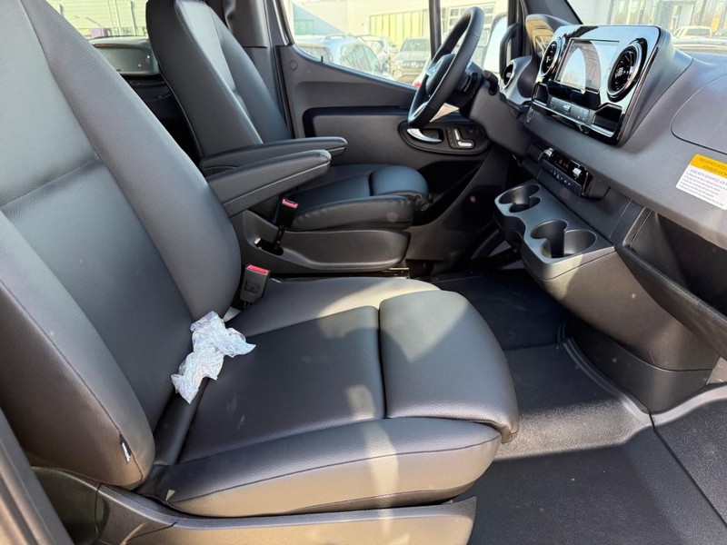 Mercedes-Benz Sprinter Van Vehicle Full-screen Gallery Image 8