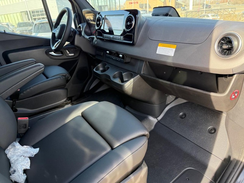 Mercedes-Benz Sprinter Van Vehicle Full-screen Gallery Image 9