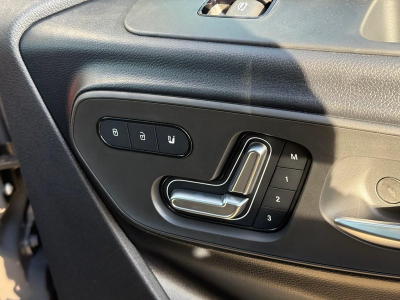 Mercedes-Benz Sprinter Van Vehicle Full-screen Gallery Image 10