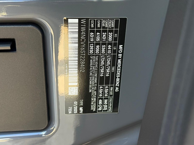 Mercedes-Benz Sprinter Van Vehicle Full-screen Gallery Image 17