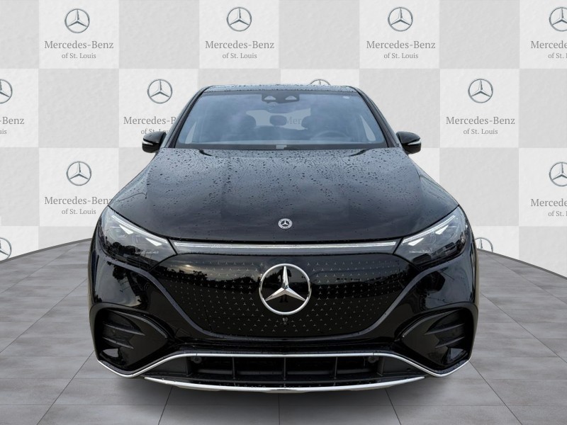 Mercedes-Benz EQE Vehicle Full-screen Gallery Image 7