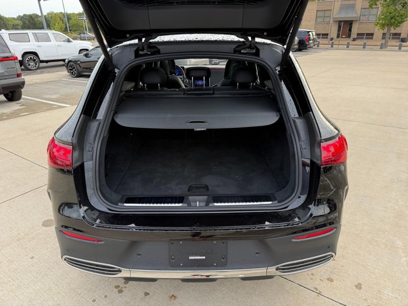 Mercedes-Benz EQE Vehicle Full-screen Gallery Image 8