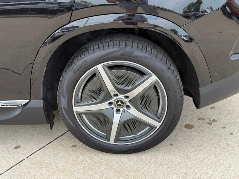 Mercedes-Benz EQE Vehicle Full-screen Gallery Image 9