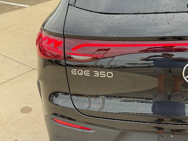 Mercedes-Benz EQE Vehicle Full-screen Gallery Image 10