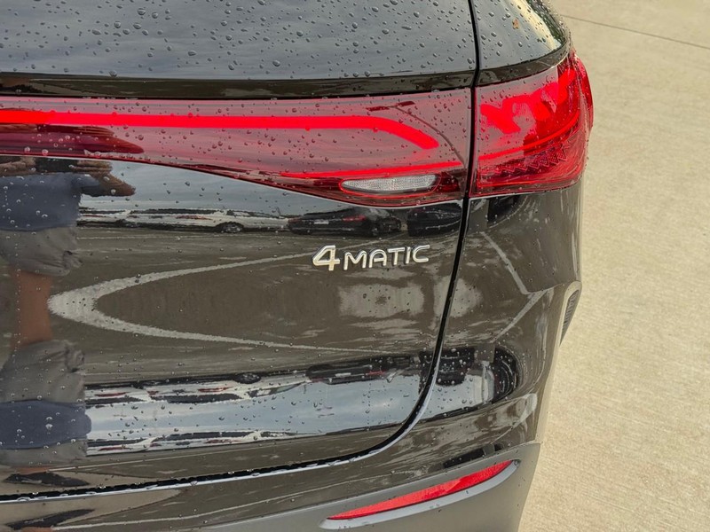 Mercedes-Benz EQE Vehicle Full-screen Gallery Image 11