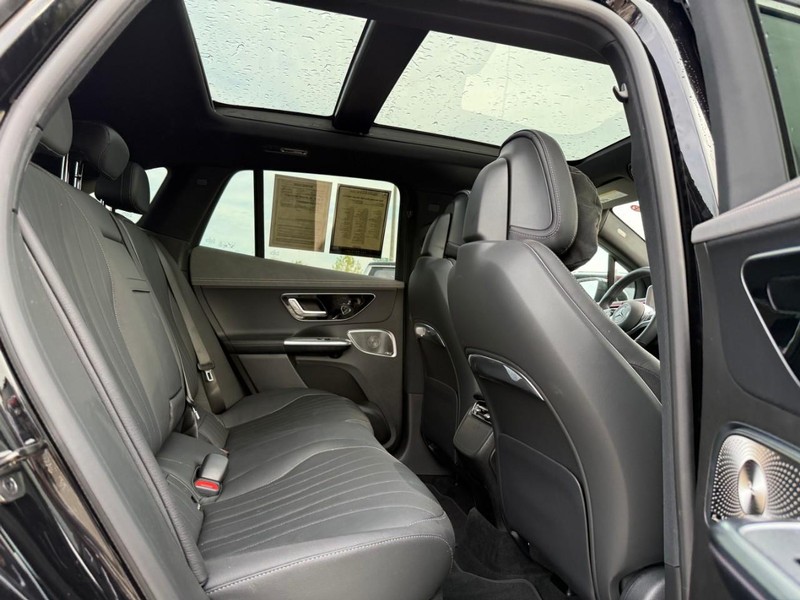 Mercedes-Benz EQE Vehicle Full-screen Gallery Image 12