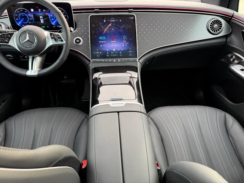 Mercedes-Benz EQE Vehicle Full-screen Gallery Image 13