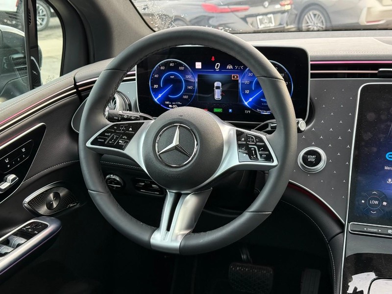Mercedes-Benz EQE Vehicle Full-screen Gallery Image 14
