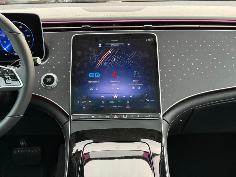 Mercedes-Benz EQE Vehicle Full-screen Gallery Image 15