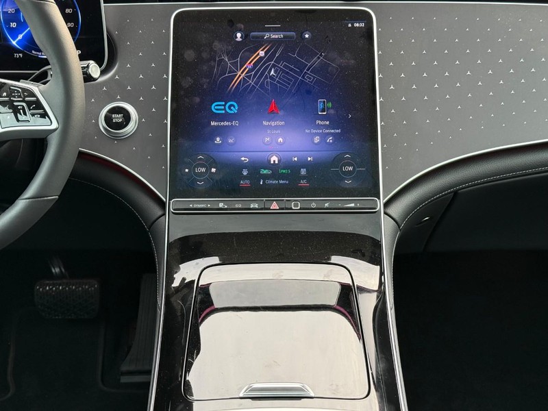 Mercedes-Benz EQE Vehicle Full-screen Gallery Image 16