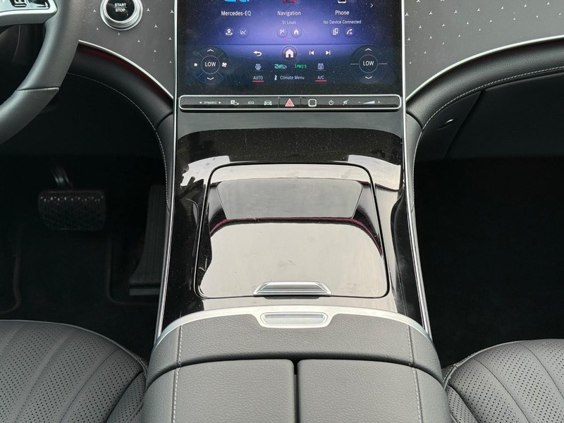 Mercedes-Benz EQE Vehicle Full-screen Gallery Image 17
