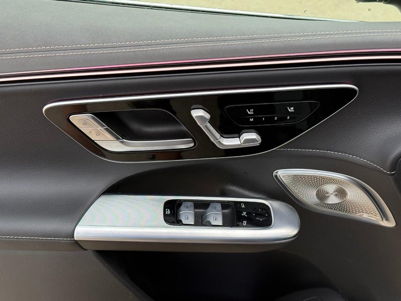 Mercedes-Benz EQE Vehicle Full-screen Gallery Image 18