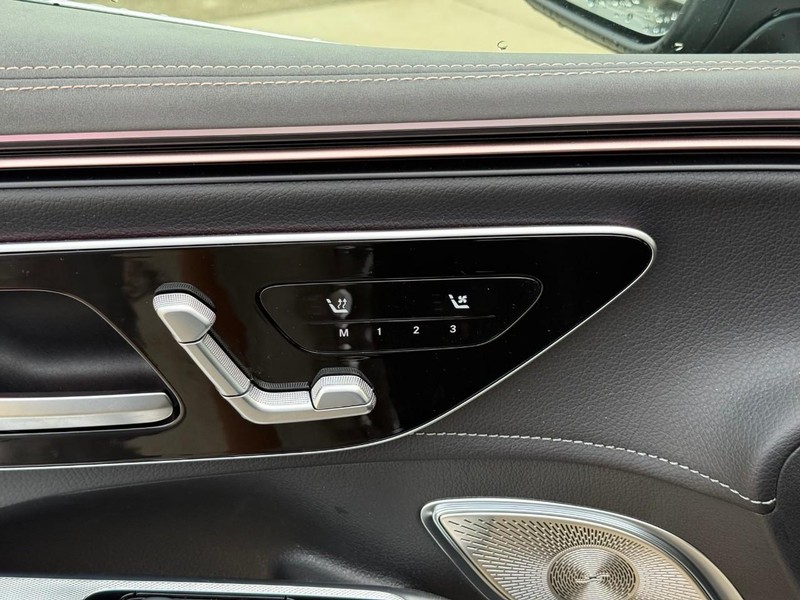 Mercedes-Benz EQE Vehicle Full-screen Gallery Image 19