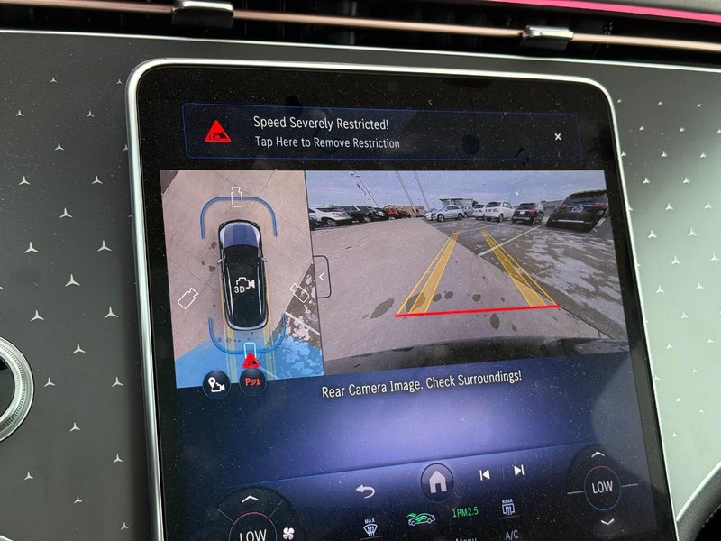 Mercedes-Benz EQE Vehicle Full-screen Gallery Image 22