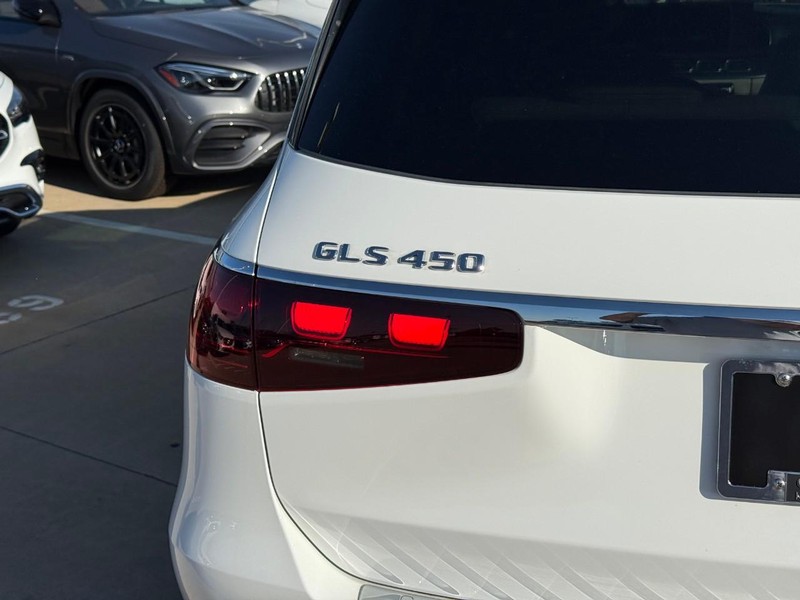 Mercedes-Benz GLS Vehicle Full-screen Gallery Image 4