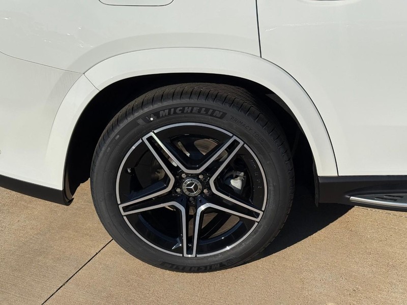 Mercedes-Benz GLS Vehicle Full-screen Gallery Image 6