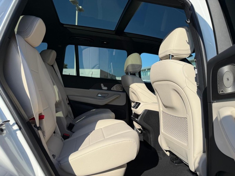 Mercedes-Benz GLS Vehicle Full-screen Gallery Image 7