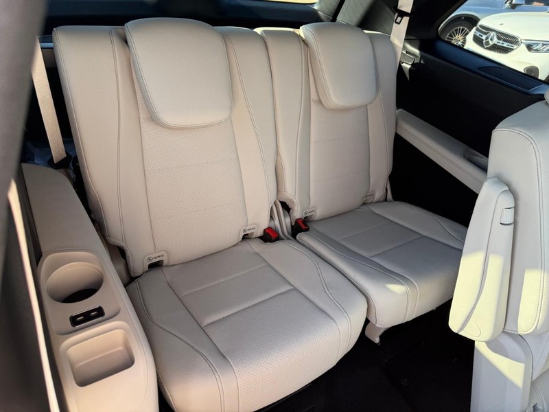 Mercedes-Benz GLS Vehicle Full-screen Gallery Image 8