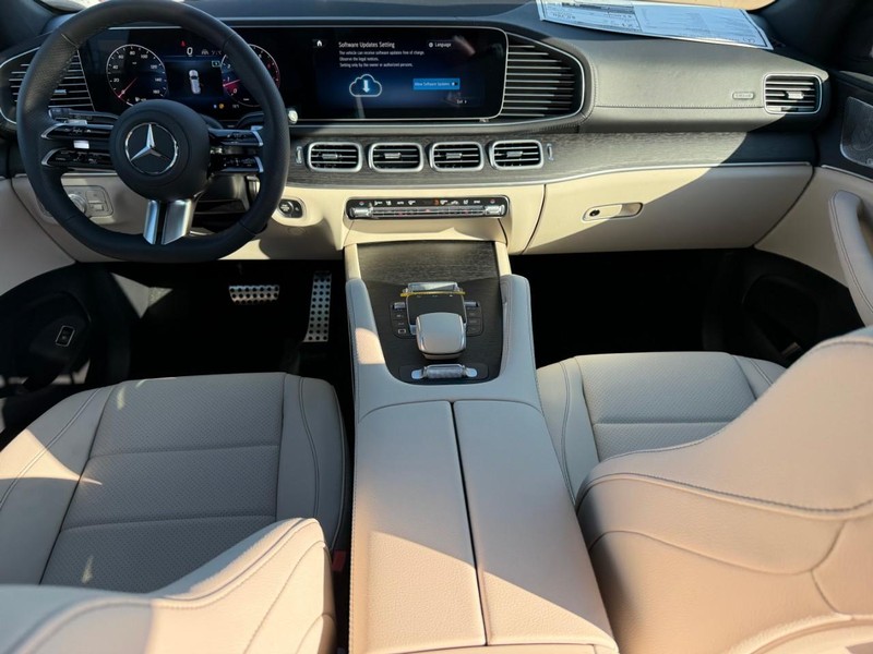 Mercedes-Benz GLS Vehicle Full-screen Gallery Image 9