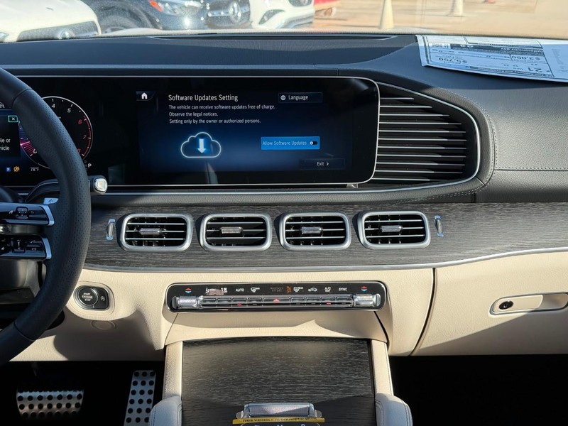 Mercedes-Benz GLS Vehicle Full-screen Gallery Image 11