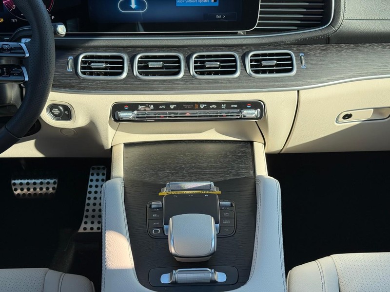 Mercedes-Benz GLS Vehicle Full-screen Gallery Image 12