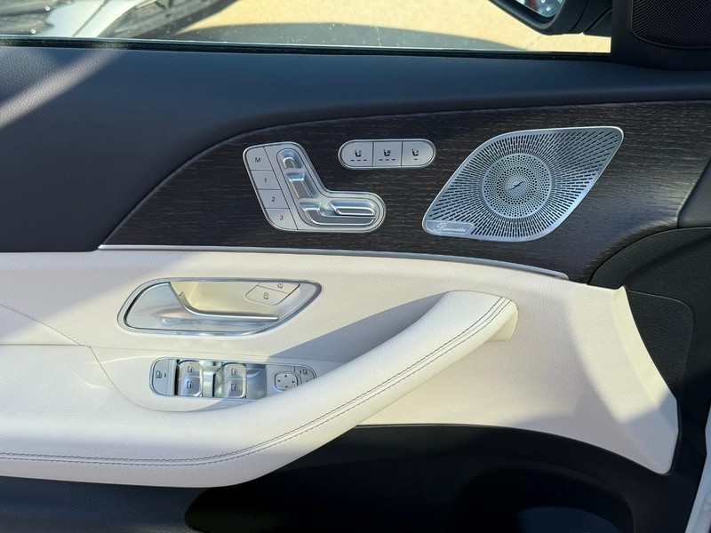 Mercedes-Benz GLS Vehicle Full-screen Gallery Image 13