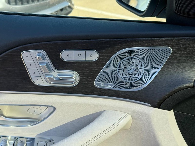 Mercedes-Benz GLS Vehicle Full-screen Gallery Image 14