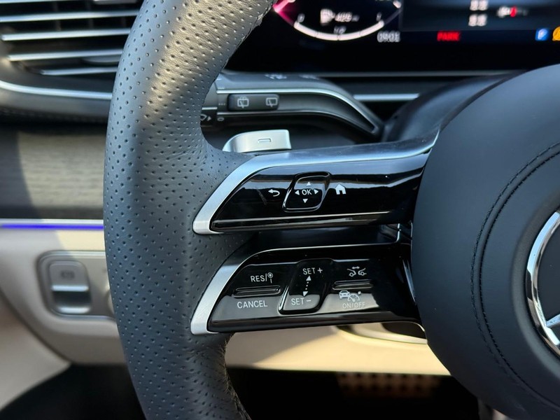 Mercedes-Benz GLS Vehicle Full-screen Gallery Image 16