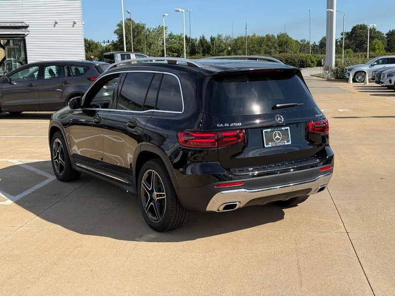 Mercedes-Benz GLB Vehicle Full-screen Gallery Image 4