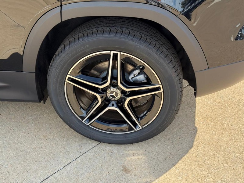 Mercedes-Benz GLB Vehicle Full-screen Gallery Image 5