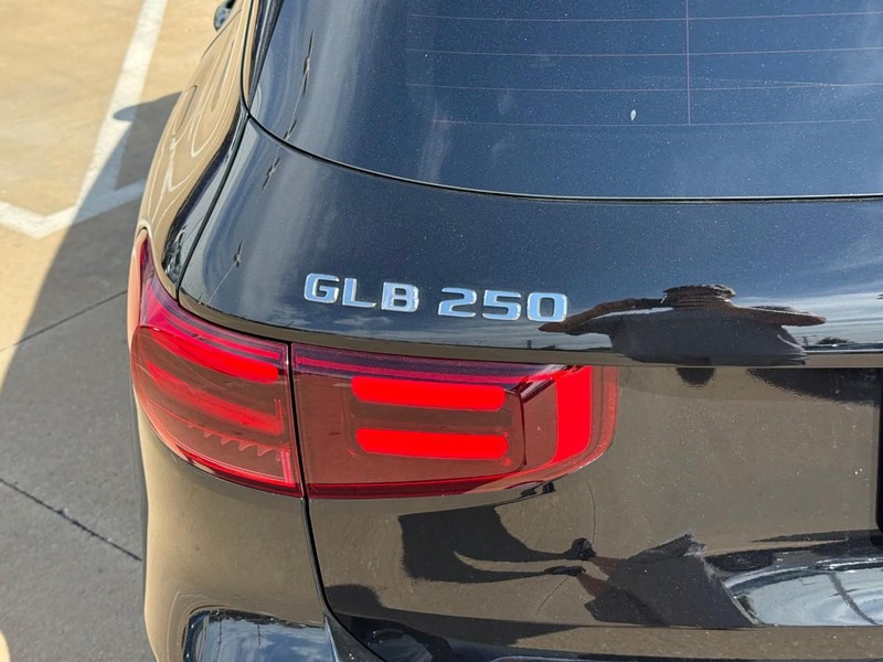 Mercedes-Benz GLB Vehicle Full-screen Gallery Image 6