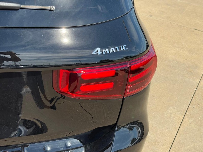 Mercedes-Benz GLB Vehicle Full-screen Gallery Image 7