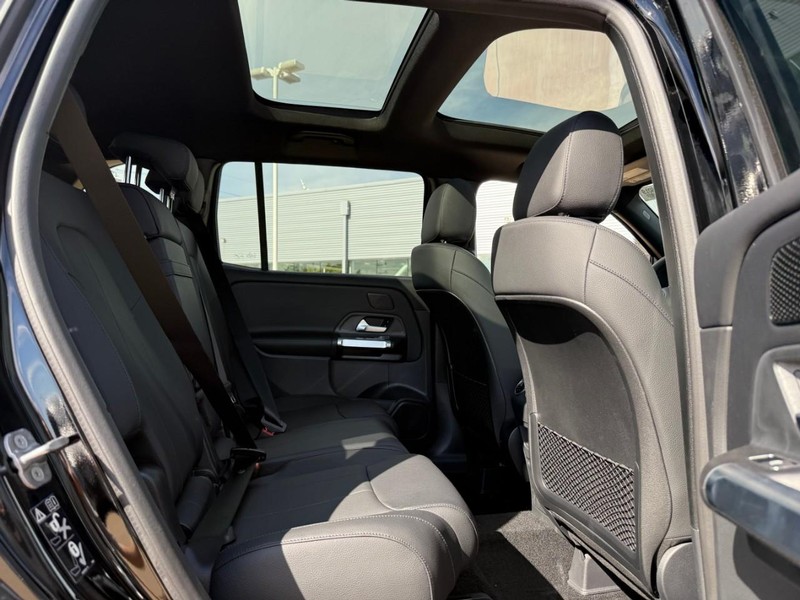 Mercedes-Benz GLB Vehicle Full-screen Gallery Image 8