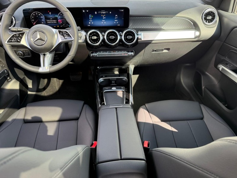 Mercedes-Benz GLB Vehicle Full-screen Gallery Image 9