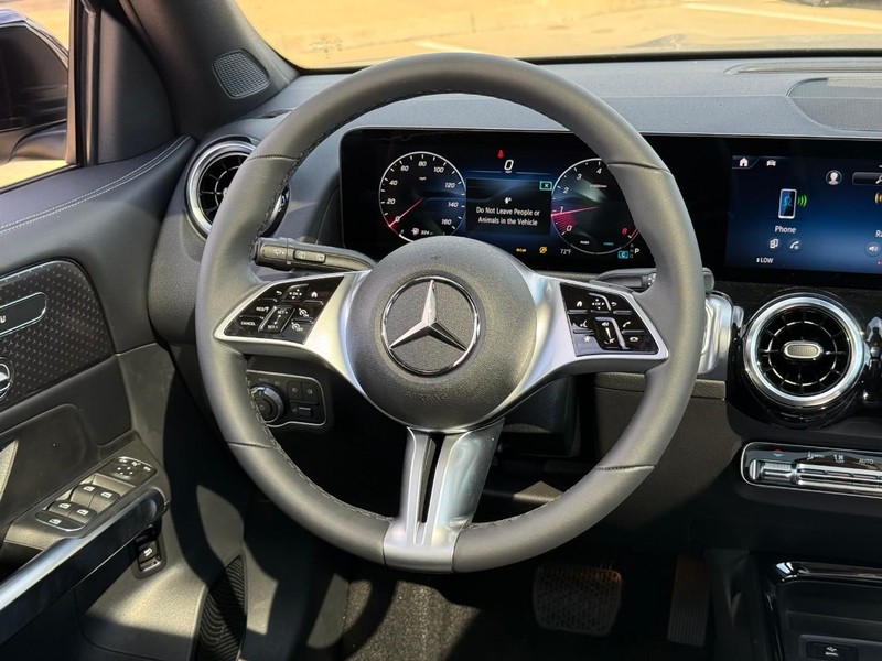 Mercedes-Benz GLB Vehicle Full-screen Gallery Image 10