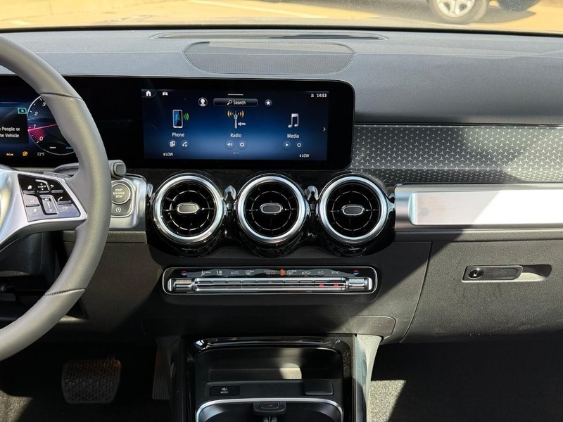 Mercedes-Benz GLB Vehicle Full-screen Gallery Image 11