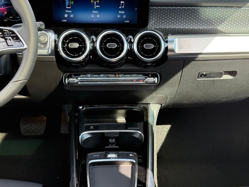 Mercedes-Benz GLB Vehicle Full-screen Gallery Image 12