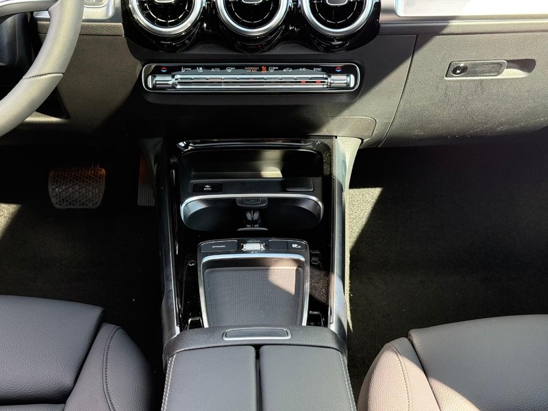 Mercedes-Benz GLB Vehicle Full-screen Gallery Image 13