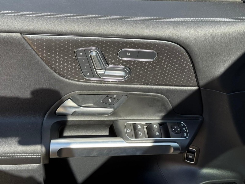 Mercedes-Benz GLB Vehicle Full-screen Gallery Image 14