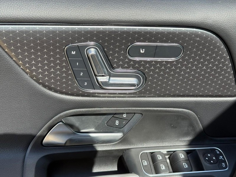 Mercedes-Benz GLB Vehicle Full-screen Gallery Image 15