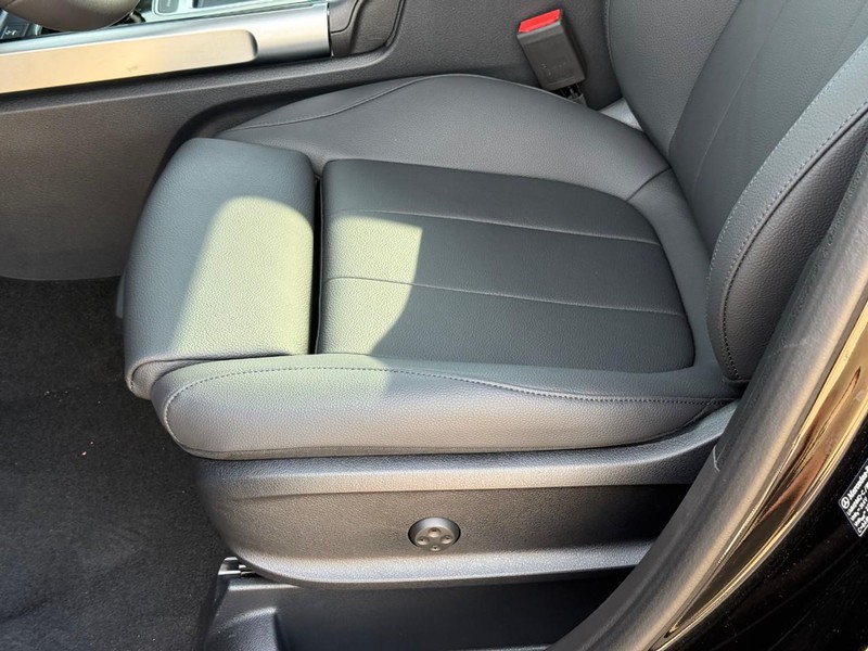 Mercedes-Benz GLB Vehicle Full-screen Gallery Image 16