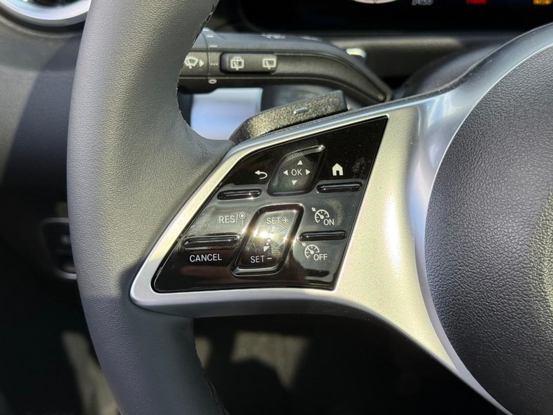 Mercedes-Benz GLB Vehicle Full-screen Gallery Image 17