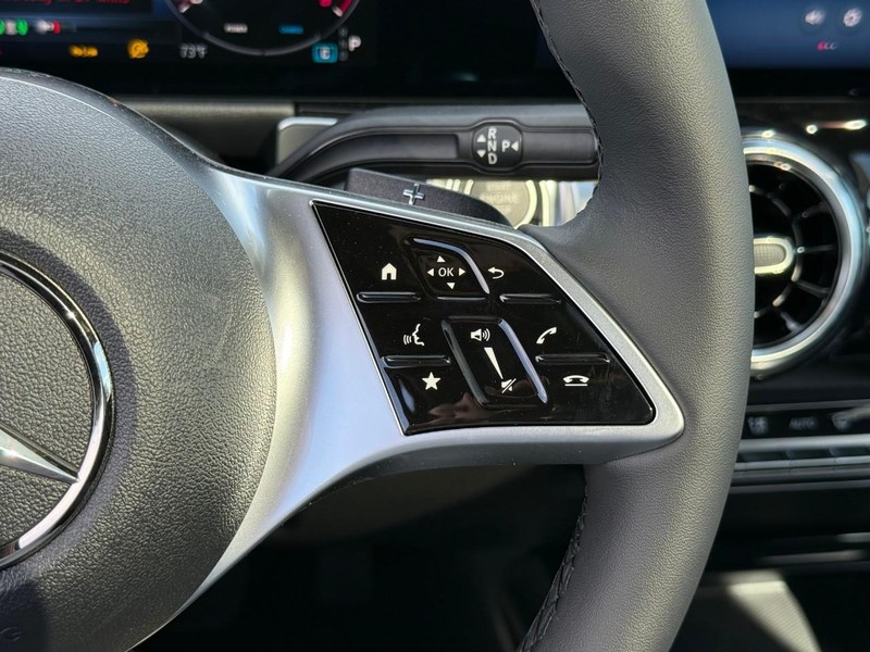 Mercedes-Benz GLB Vehicle Full-screen Gallery Image 18