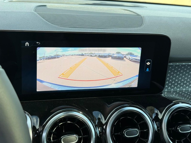 Mercedes-Benz GLB Vehicle Full-screen Gallery Image 19