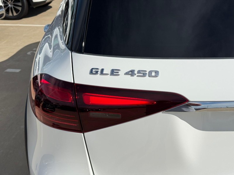 Mercedes-Benz GLE Vehicle Full-screen Gallery Image 6