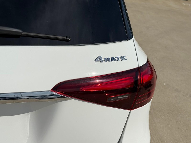 Mercedes-Benz GLE Vehicle Full-screen Gallery Image 7