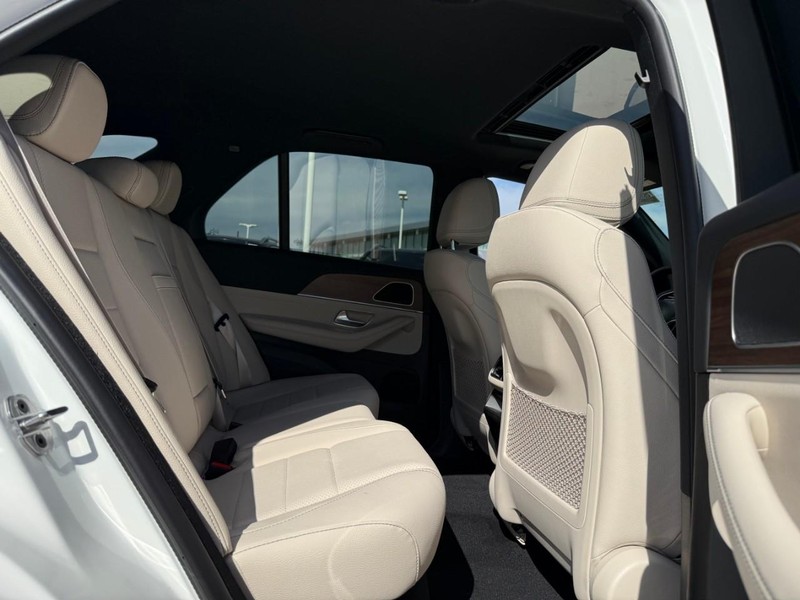 Mercedes-Benz GLE Vehicle Full-screen Gallery Image 8